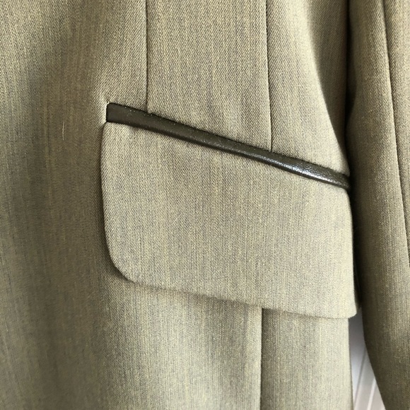 Not available til April
Very classy Ladies Blazer - Picture 3 of 7